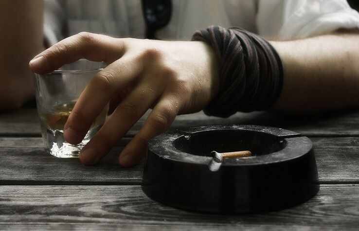 Rauchen und Alkohol als Ursachen für Prostatitis.